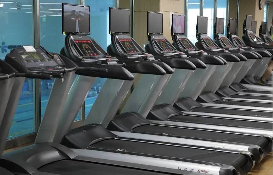 Czy bieżnia naprawdę odchudza brzuch? Sprawdź skuteczność treningu